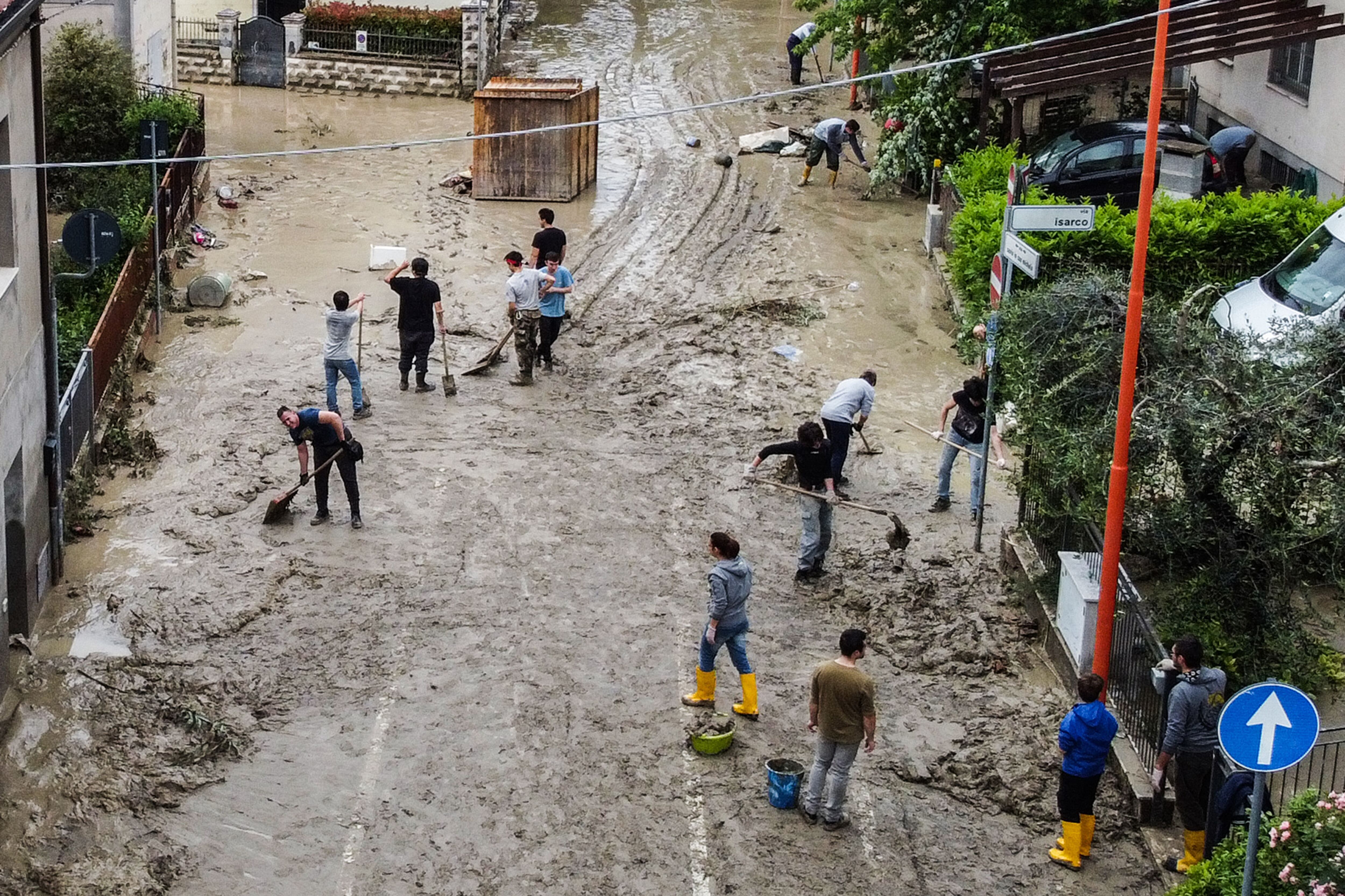 Vista aérea de los ciudadanos de la ciudad de Cesena que remueven barro y escombros que llegaron tras 36 horas de lluvias e inundaciones. 
(Foto: ALESSANDRO SERRANO/AFP via Getty Images)