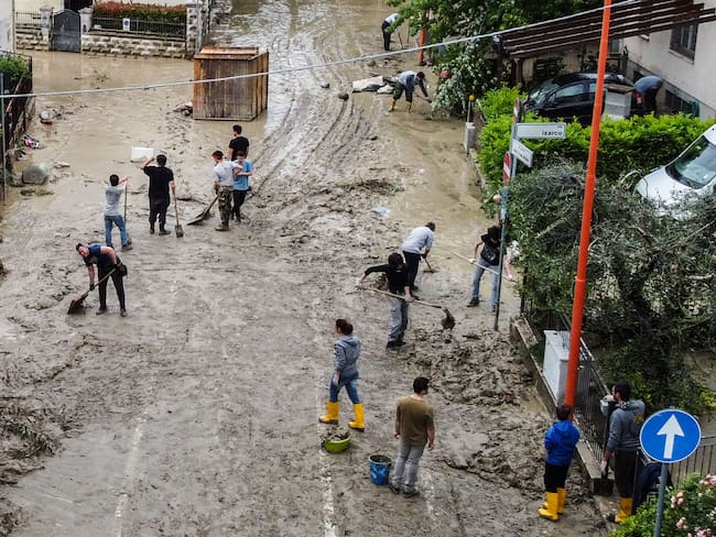 Vista aérea de los ciudadanos de la ciudad de Cesena que remueven barro y escombros que llegaron tras 36 horas de lluvias e inundaciones.
(Foto: ALESSANDRO SERRANO/AFP via Getty Images)