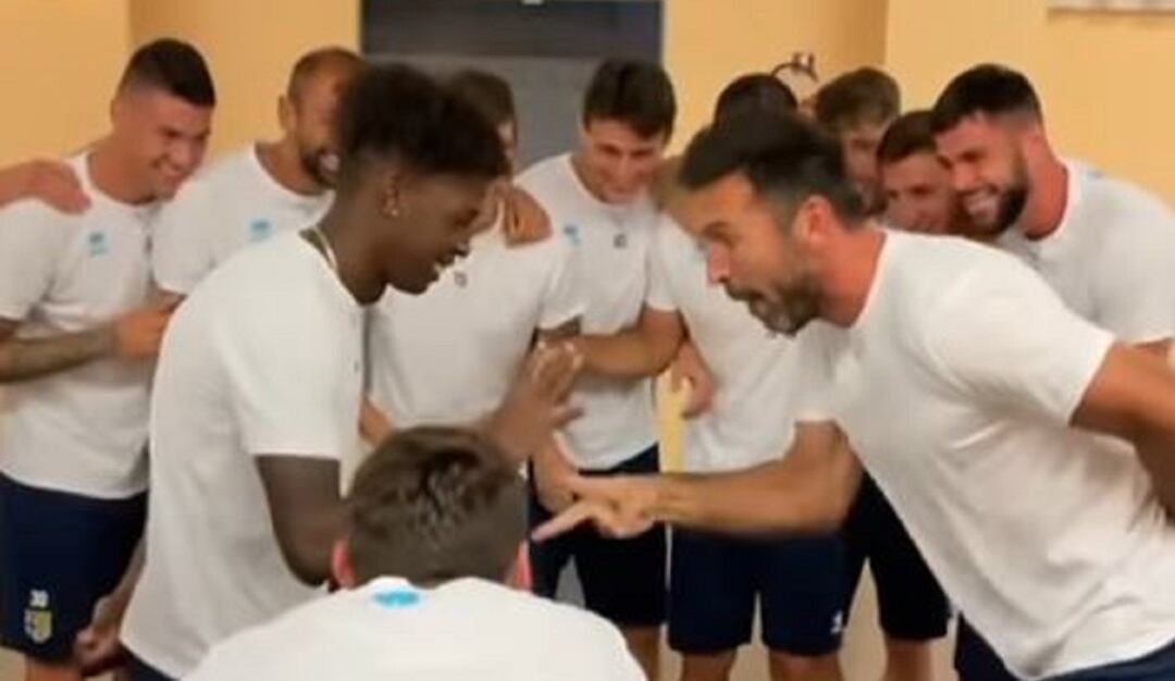 Buffon juega 'piedra, papel o tijera' con sus compañeros del Parma.