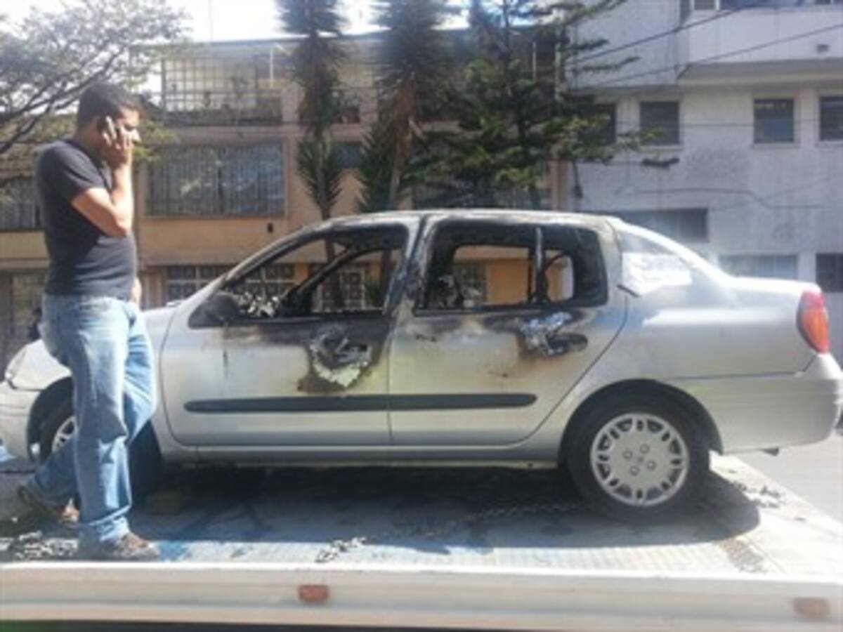 Un vehículo incinerado tras disturbios en la U. Nacional
