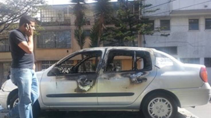 Un vehículo incinerado tras disturbios en la U. Nacional