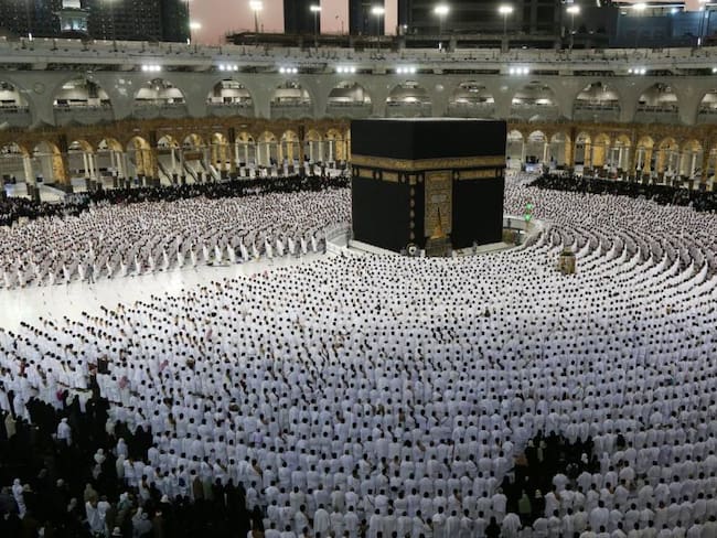 Procesión en la Gran Mezquita de La Meca en Arabia Saudita.      Foto: Getty 