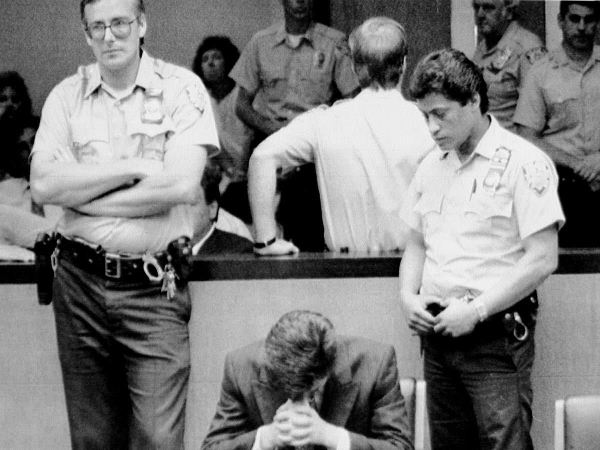 Lo condenaron 17 años por asesinar a sus padres; un crimen que no cometió