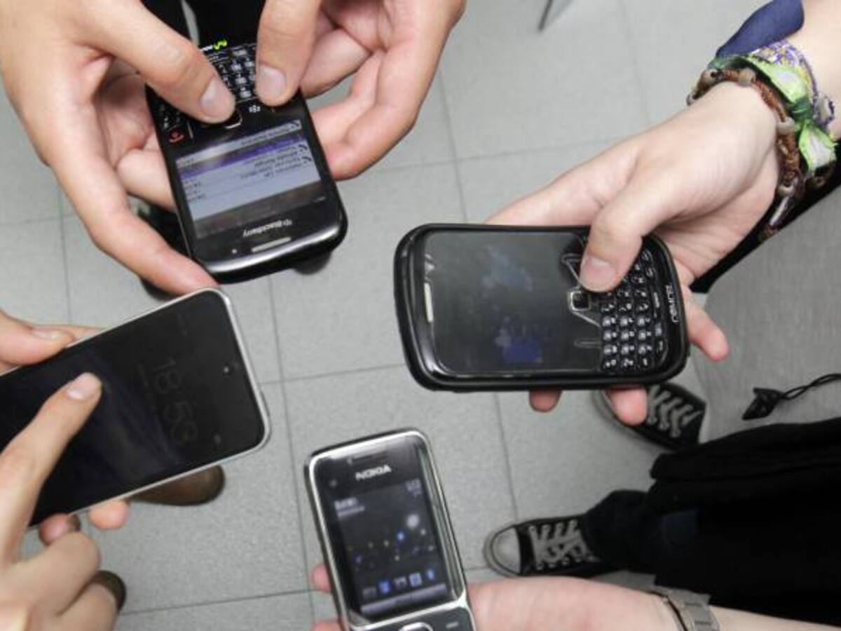 Los colombianos pasan 4 horas diarias frente a la pantalla de su smartphone