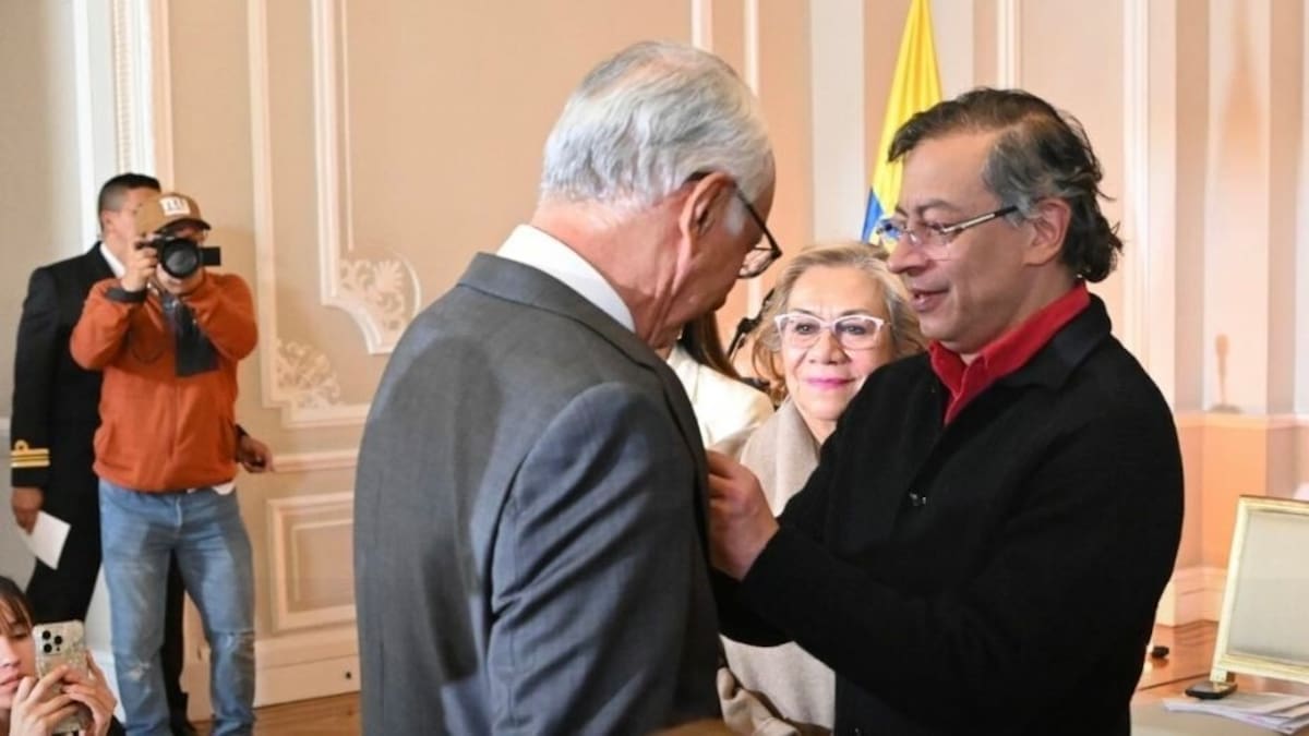 La condecoración que le entregó el presidente Petro al ministro Guillermo Jaramillo por la salud