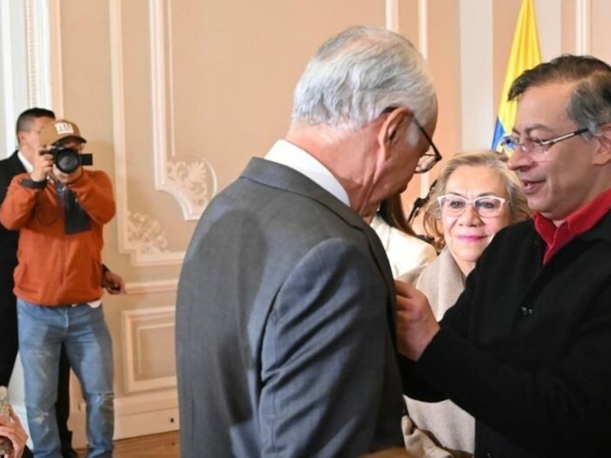 La condecoración que le entregó el presidente Petro al ministro Guillermo Jaramillo por la salud
