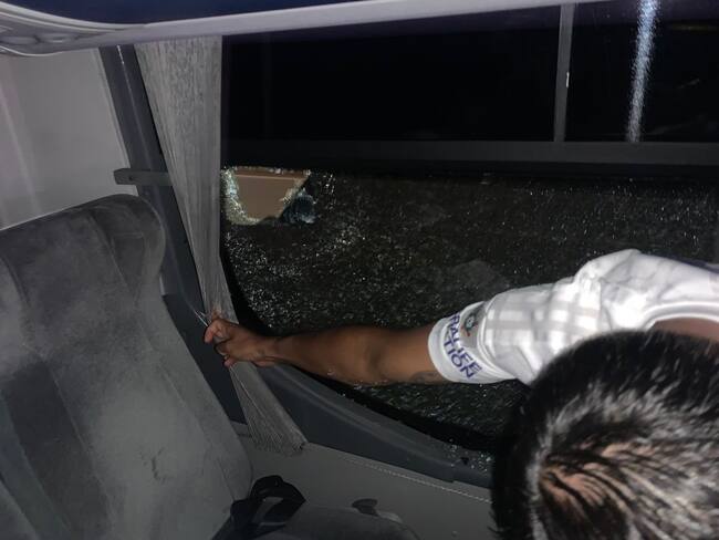 David Mackalister Silva muestra una de las ventanas del bus que los retiraba del estadio impactada por una piedra / Twitter: @jpereira_33