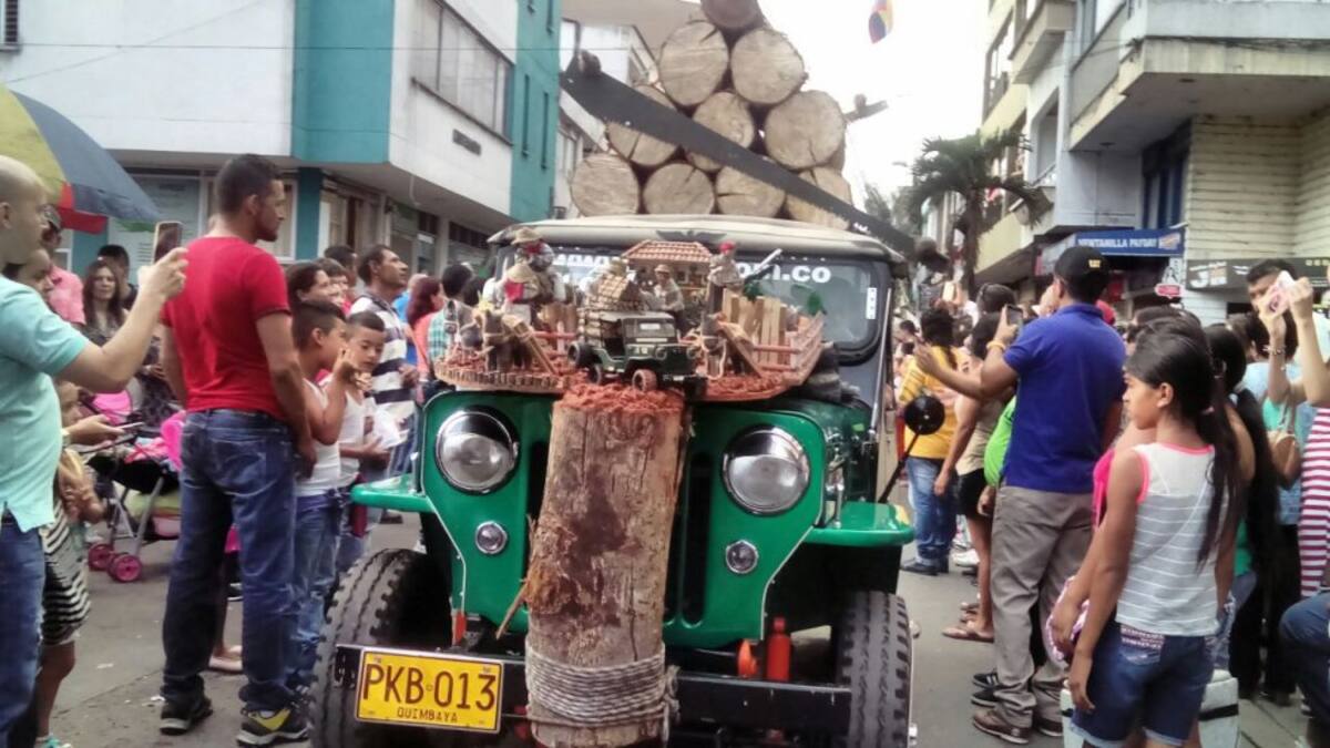 Las calles de Calarcá se engalanaron con el paso de los lindos carros