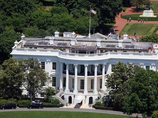 la Casa Blanca celebra el "Día de Colombia" este 20 de julio en honor a los 200 años de relaciones diplomáticas bilaterales, migrantes colombianos se concentran frente al Capitolio para pedir que EE.UU. apruebe una acción inmediata para proteger a miles de connacionales ilegales en el país.