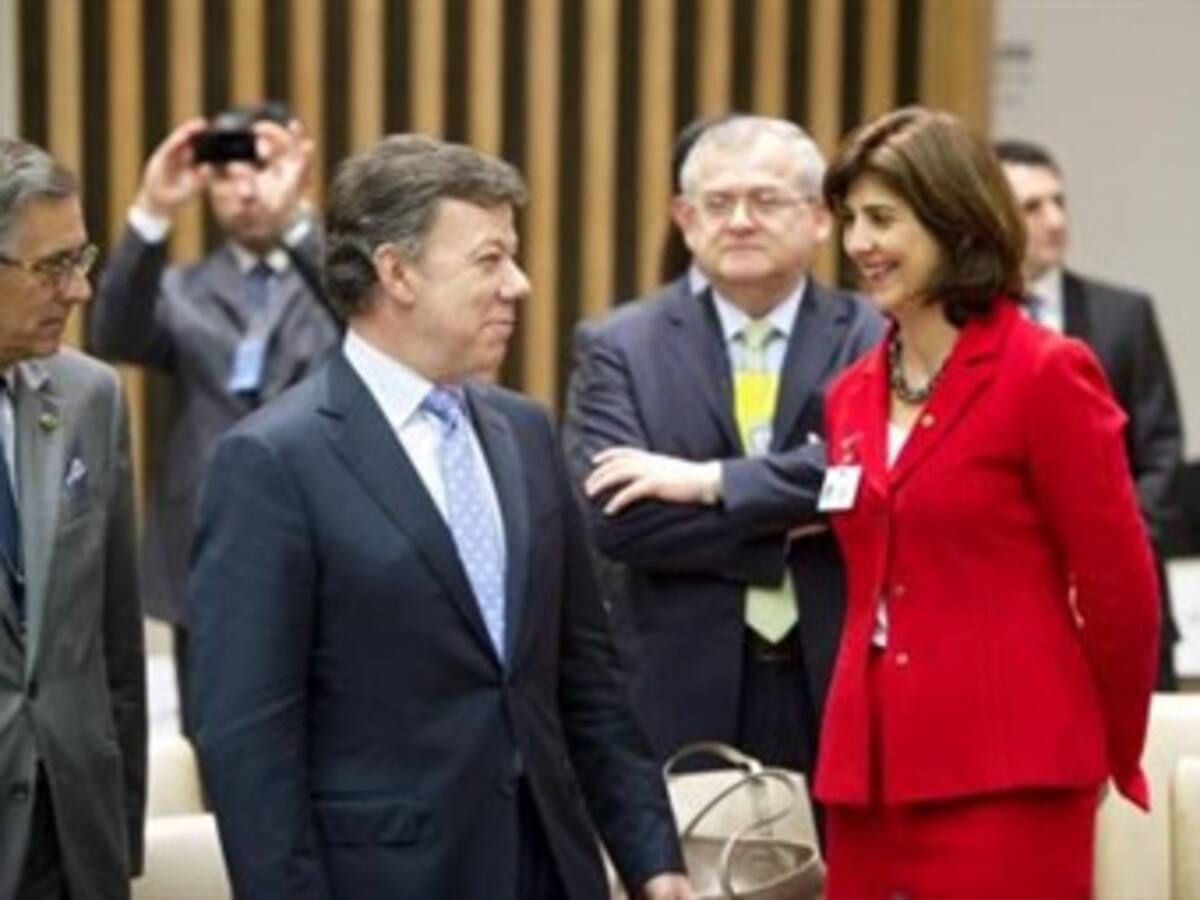 Canciller Holguín asegura que pese a diálogos de paz se seguirá persiguiendo a las Farc