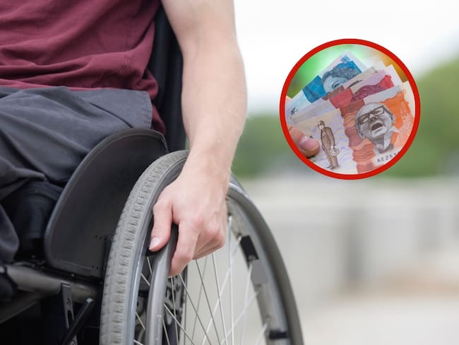 Persona en silla de ruedas junto a unos billetes con diferente denominación (Fotos vía Getty Images)