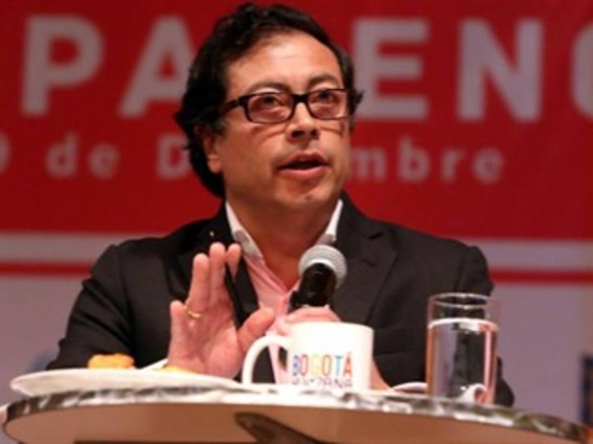Procurador pide a presidente que ejecute sanción contra Petro
