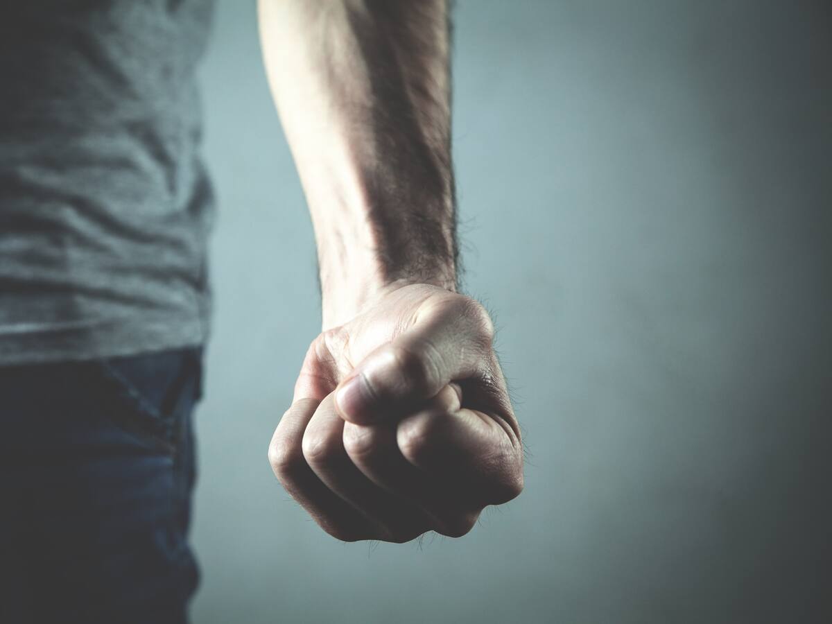 Joven se defendió a puñetazos de ladrones en moto: Lo iban a robar junto a su pareja