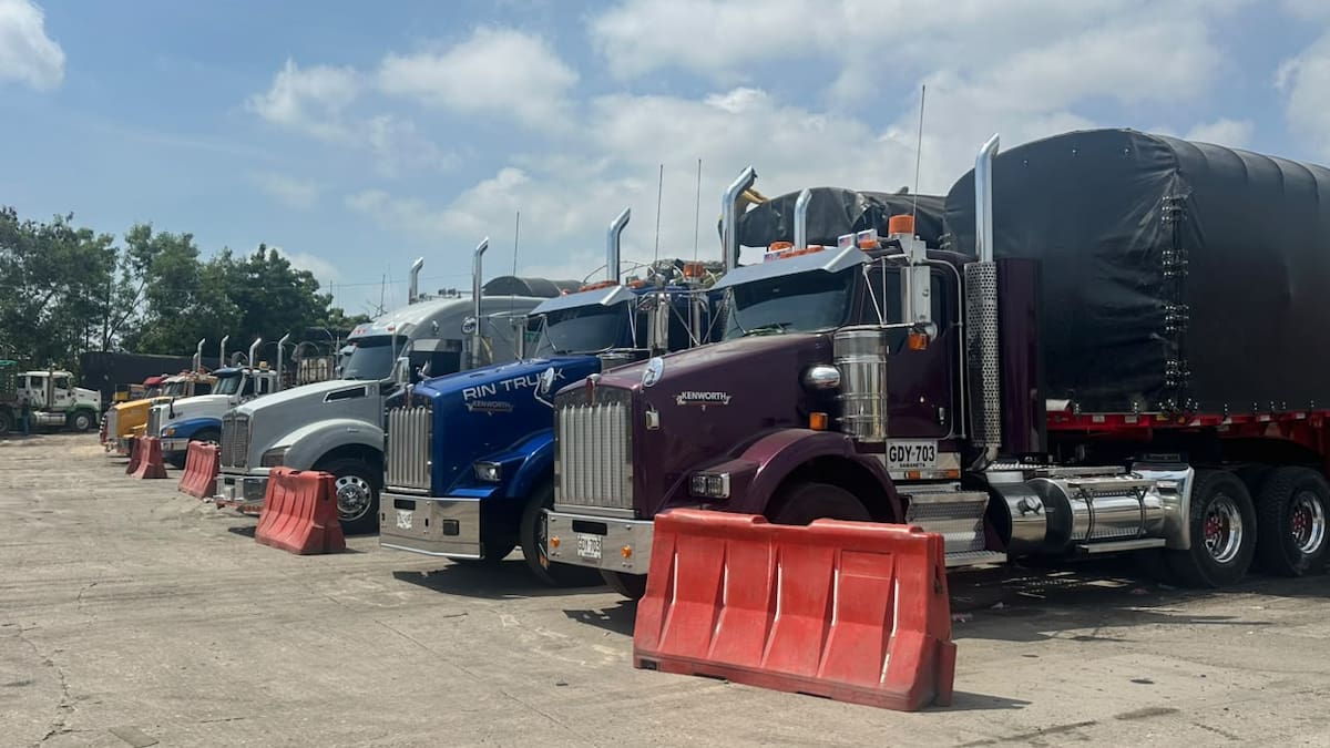 Vehículos de carga permanecen detenidos en Barranquilla por amenazas de paro armado en Santa Marta