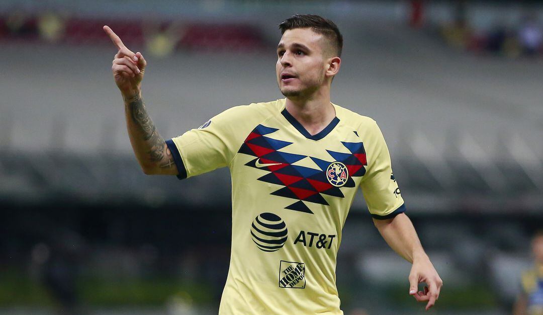 Benedetti vistiendo la camiseta del América de México