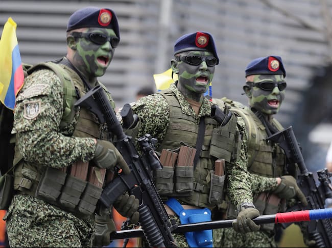 Desfile de militares en Bogotá por la conmemoración de los 213 años de la independencia de Colombia. Foto: EFE. / Carlos Ortega