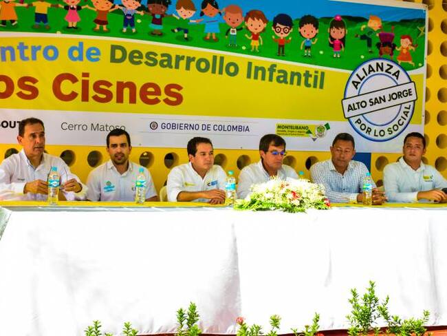 Mesa principal: Luis Marulanda, Vicepresidente de Asuntos Corporativos Cerro Matoso; Gerente Prosperidad Social Córdoba, Yonathan Villareal; Viceministro de Minas, Carlos Cante; Presidente de Cerro Matoso; Ricardo Gaviria; Alcalde encargado de Montelíbano; Iván Tapias y el Secretario de Infraestructura de Montelíbano, Esteban Sossa.