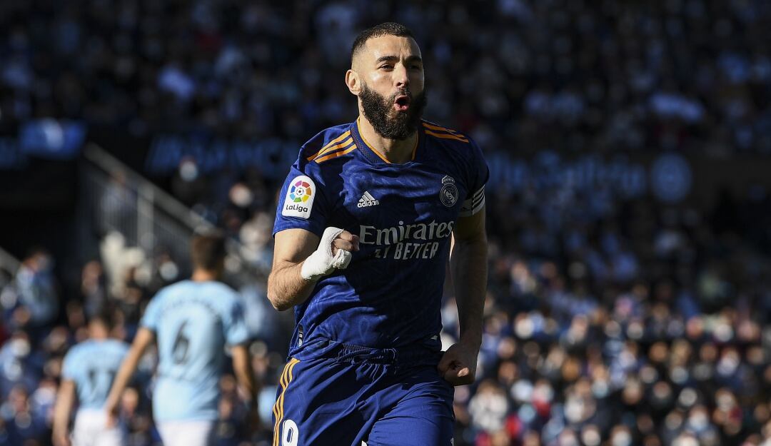 Karim Benzema festeja uno de sus dos goles ante el Real Madrid.