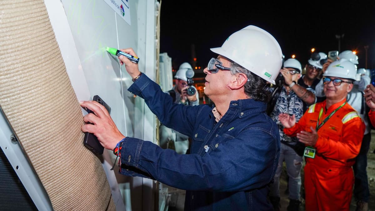 Petro visitó Refinería de Cartagena en la instalación de electrolizador que produce hidrógeno verde