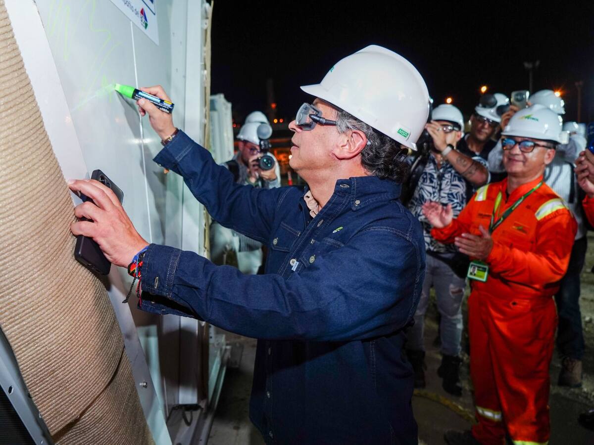 Petro visitó Refinería de Cartagena en la instalación de electrolizador que produce hidrógeno verde
