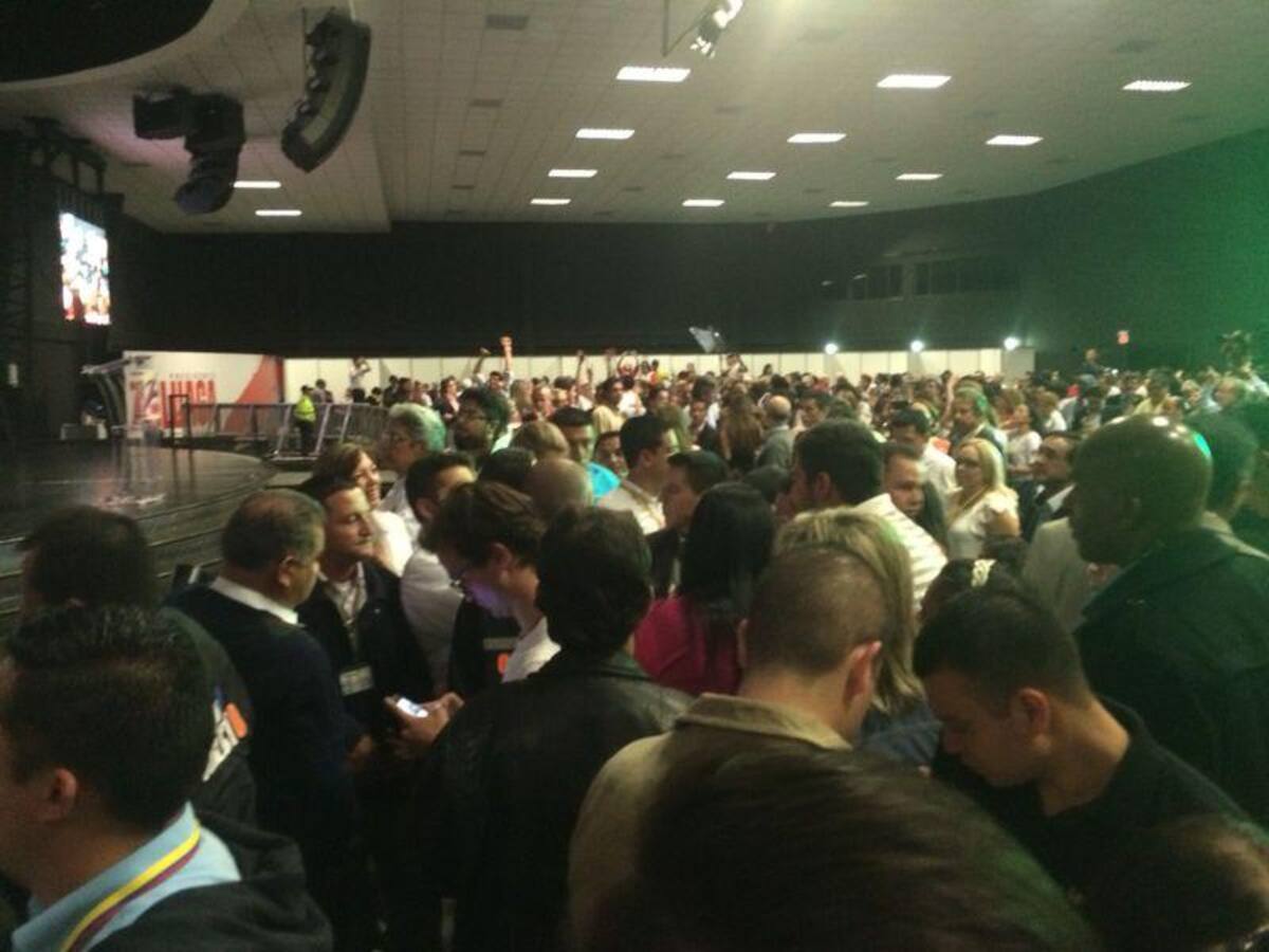 En el auditorio G-12 en Bogotá, seguidores del candidato presidencial Óscar Iván Zuluaga celebran a la espera de que llegue para que haga su intervención.