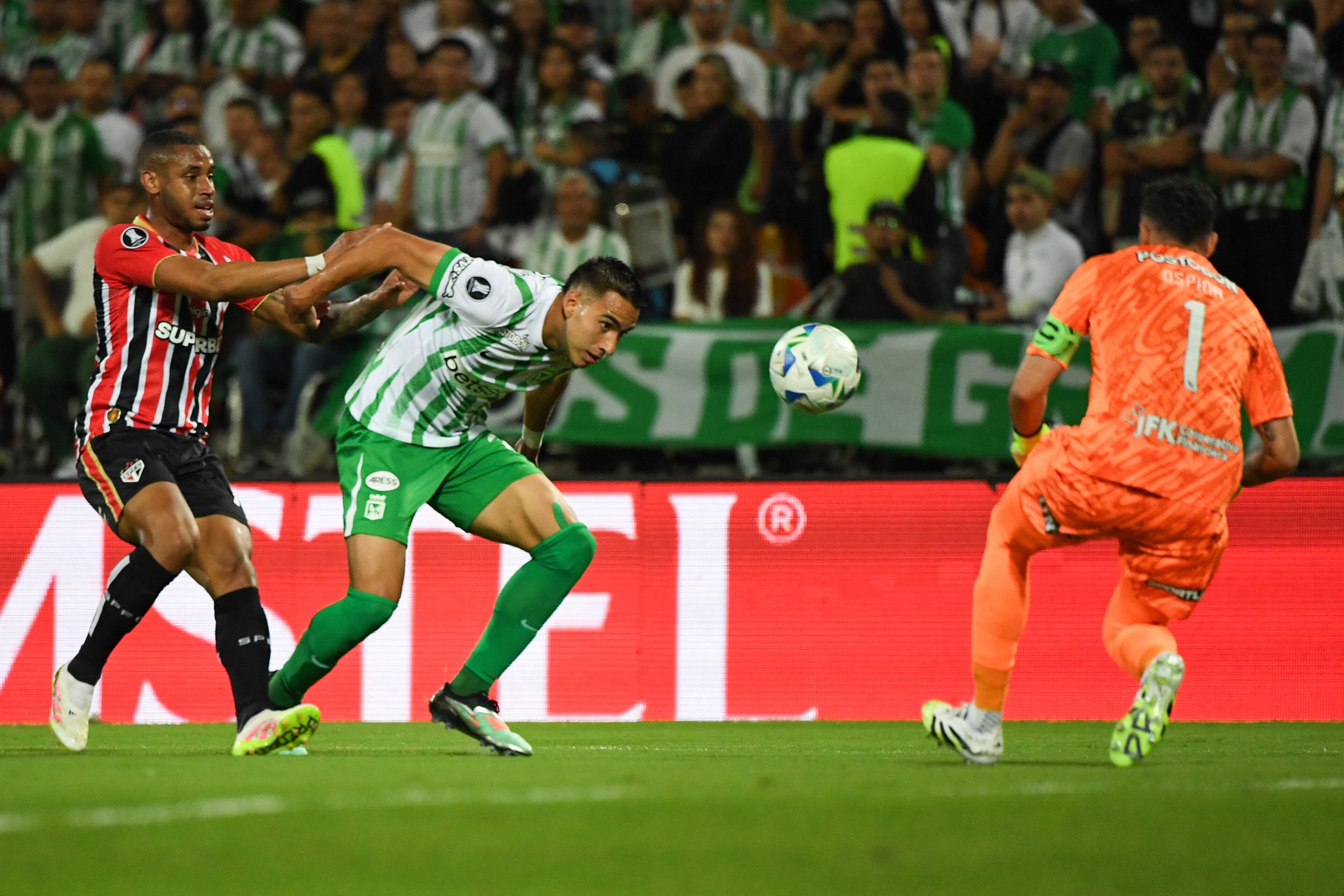 Nacional 0-0 Sao Paulo en octavos ida de Copa Libertadores: penaltis errados, remates al palo y más . (Photo by Jaime SALDARRIAGA / AFP) (Photo by JAIME SALDARRIAGA/AFP via Getty Images)
