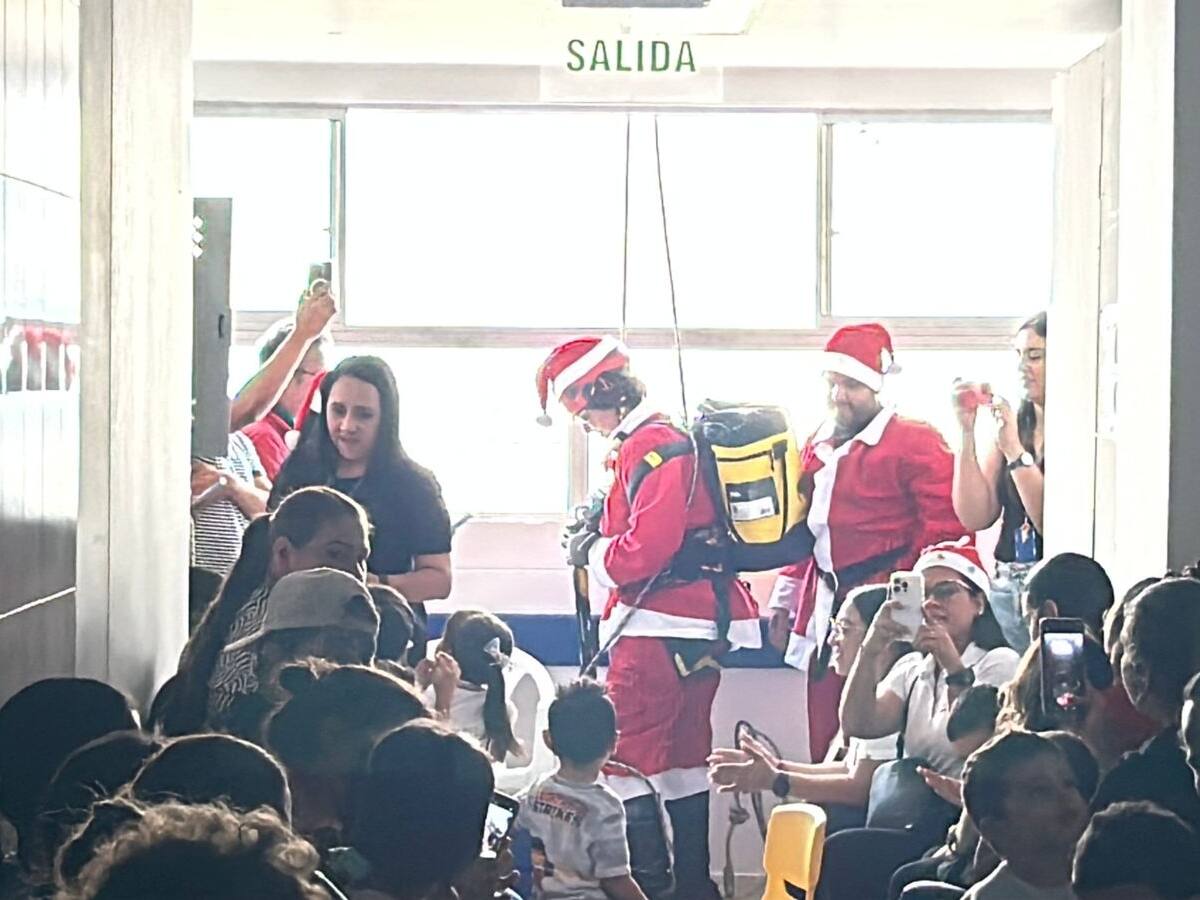 Papá Noel llegó a celebrar la navidad con los niños del HUS