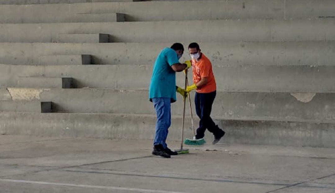Se realizó limpieza de graderías, entradas del escenario y zonas externas