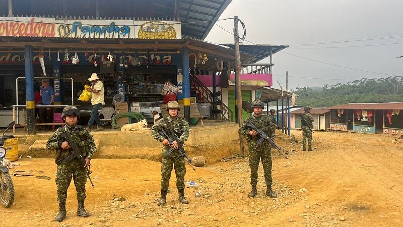 Soldados en vereda Altos de Manila- foto Ejército Nacional