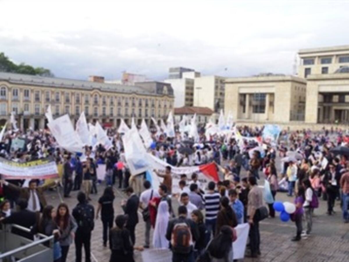 "Con o sin senadores seguiremos adelante": madre de joven gay