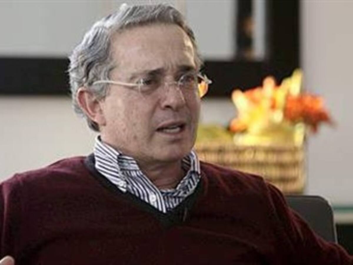 Nunca he tenido el dinero y el espíritu para financiar bandidos: Uribe