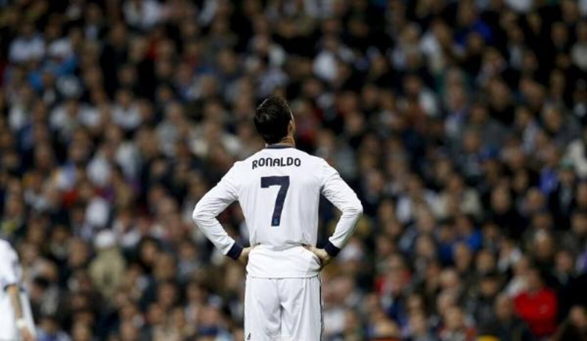 Tras el 2-0 que les permitía llegar a un 4-3 global, Cristiano observa a la decepcionada hinchada.