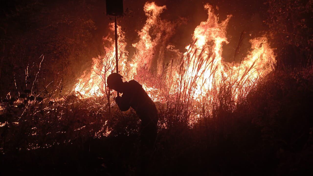 Incendio en Cundinamarca está vez cerca a la Base Militar Tolemaida. Cortesía: @FuerzasMilCol