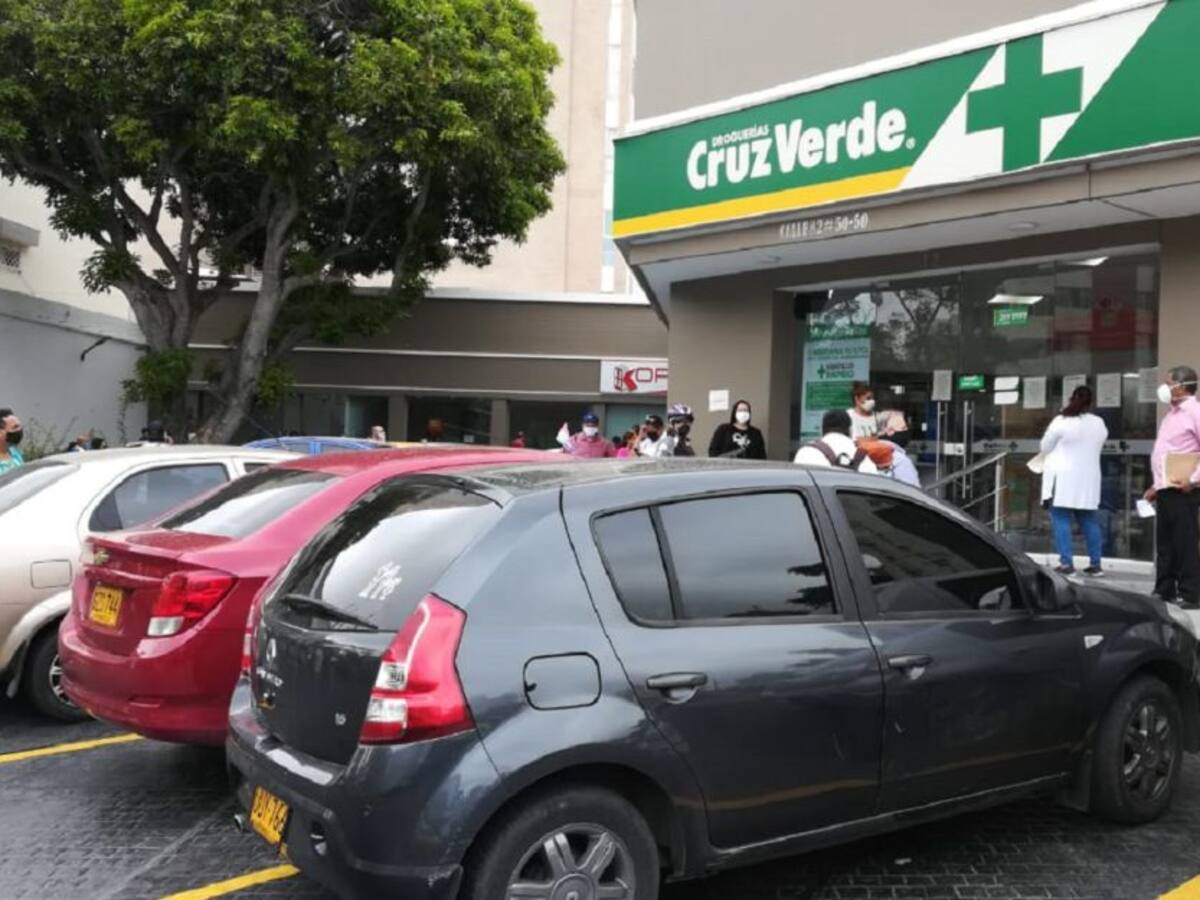 Denuncian largas filas en droguería Cruz Verde en Barranquilla