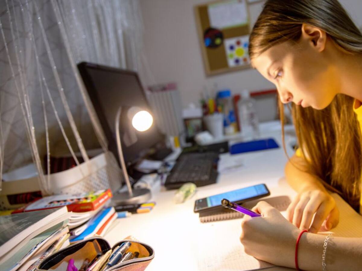 Proyecto de ley que busca regular uso de dispositivos móviles en colegios