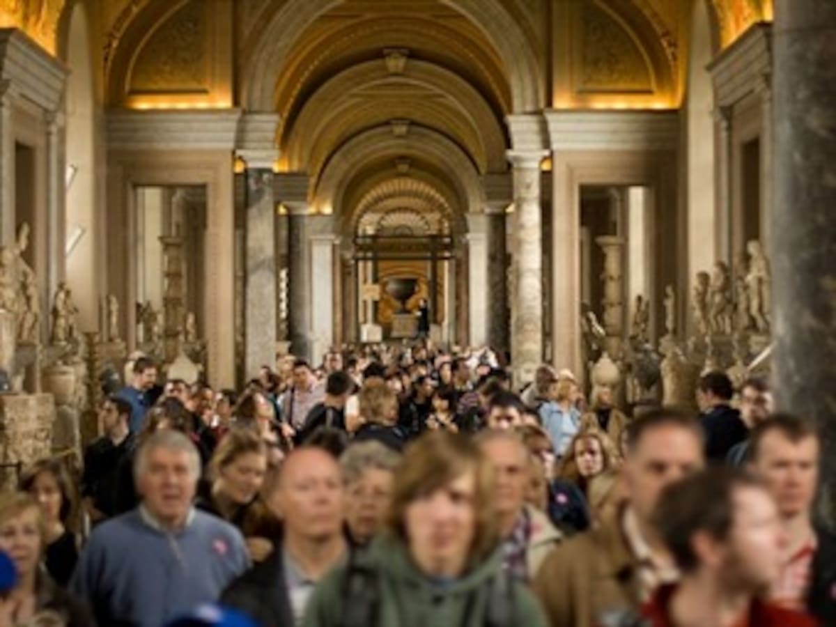 Silvia, una colombiana que guía a los turistas en el Vaticano