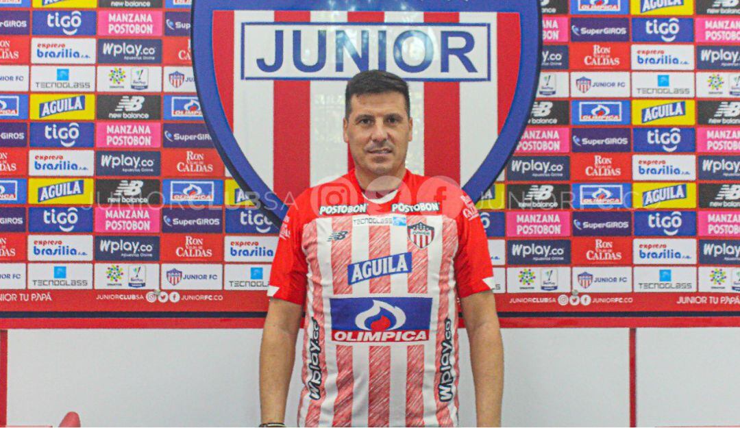 Juan Cruz Real posa con la camiseta del Junior.