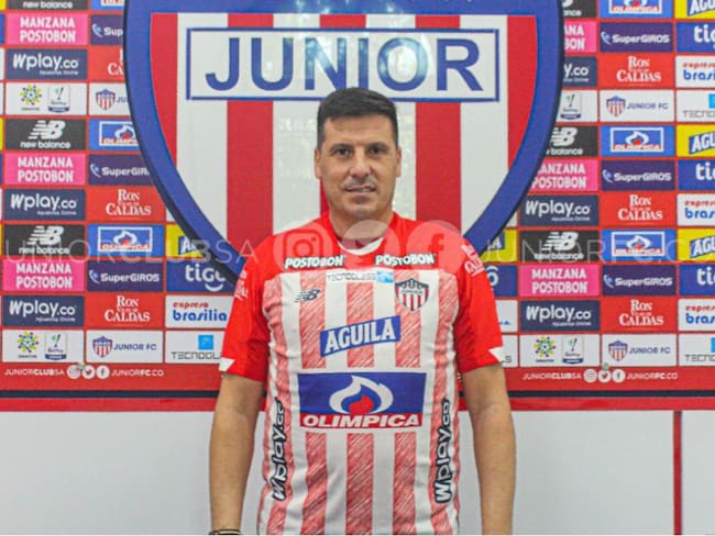 Juan Cruz Real posa con la camiseta del Junior.