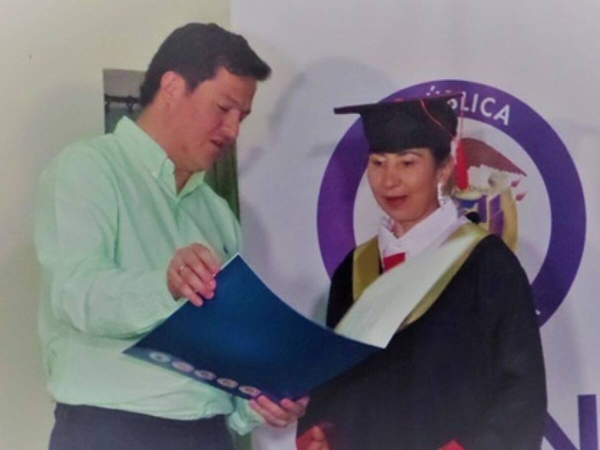 Con toga y birrete, excombatientes le apuestan a la paz desde la educación