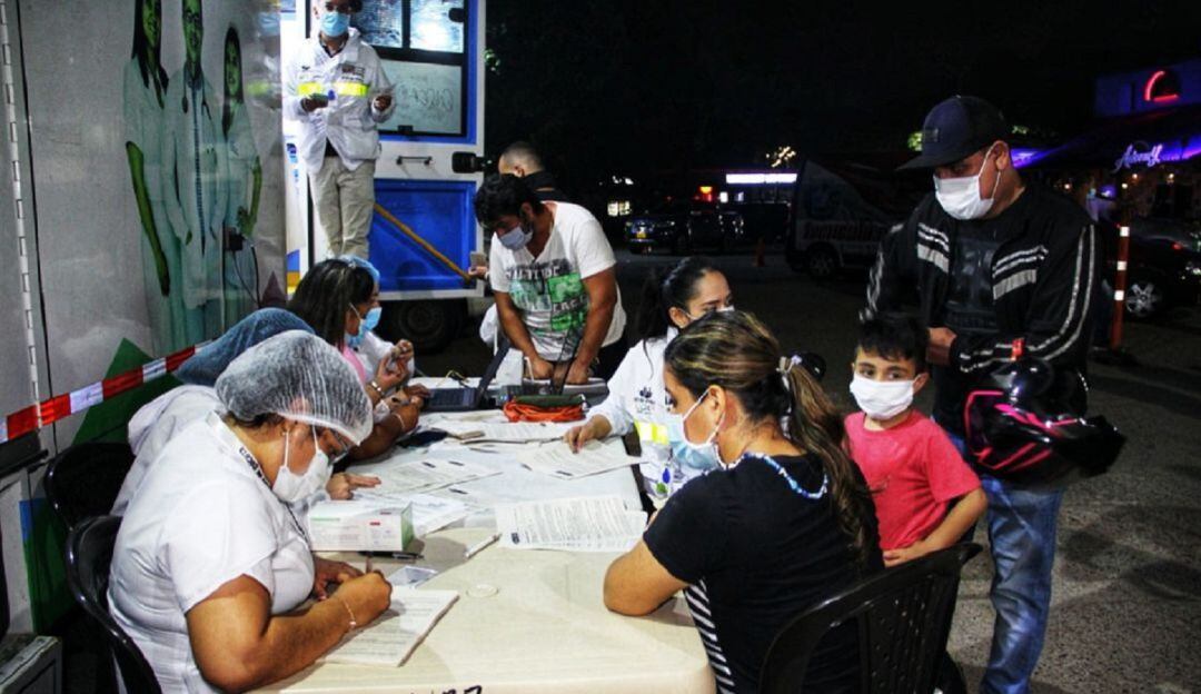 Quinto pico de la pandemia motiva jornada de vacunación nocturna
