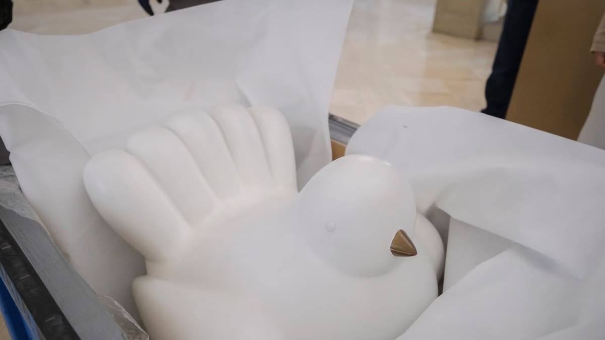 La paloma de la paz de Fernando Botero salió de la Casa de Nariño y regresará al Museo Nacional