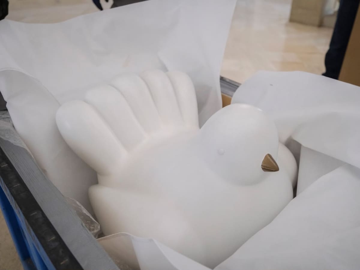 La paloma de la paz de Fernando Botero salió de la Casa de Nariño y regresará al Museo Nacional