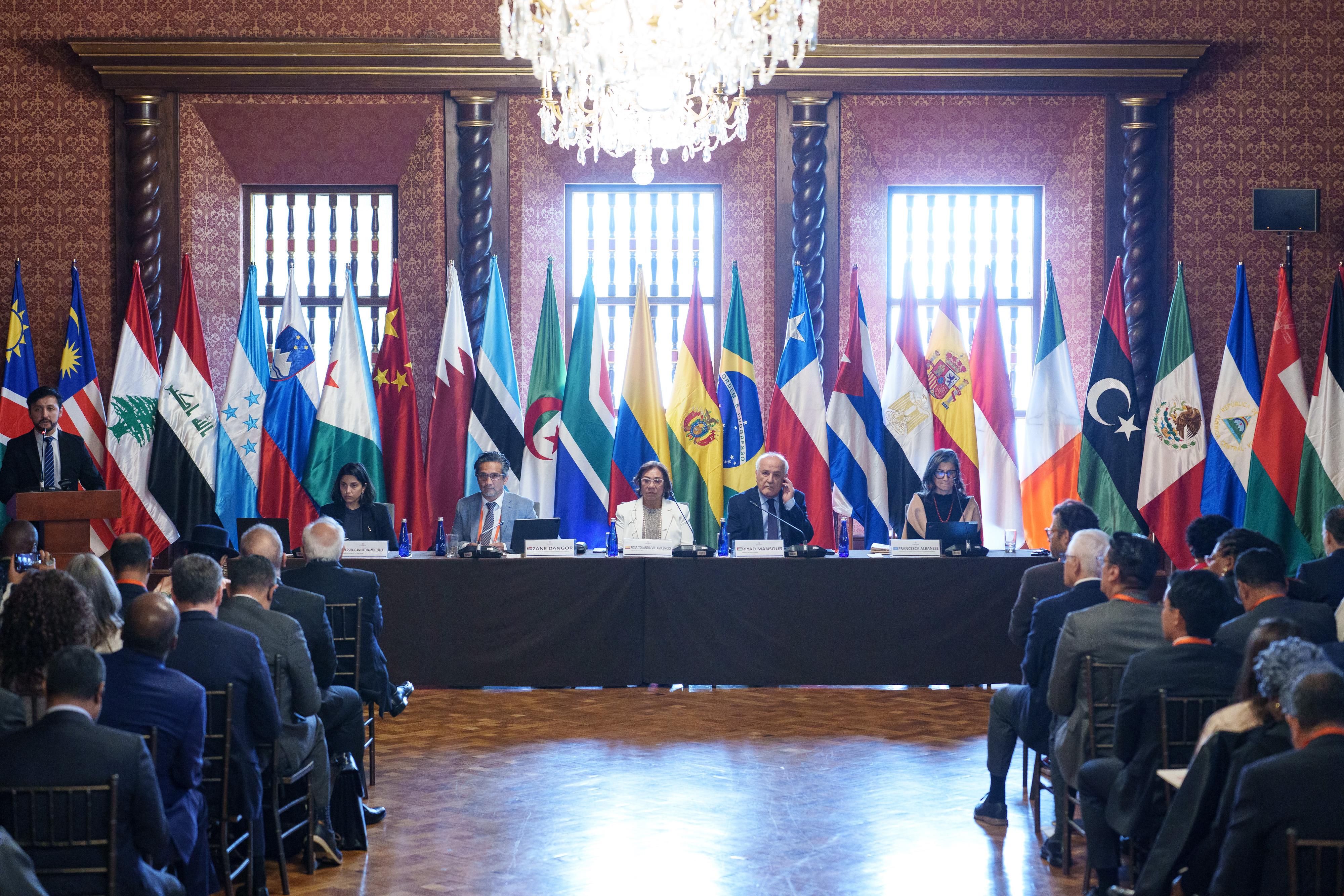 Más de 30 países, incluyendo Brasil, España, China, México y Sudáfrica, participan en la cumbre. Canciller encargada Rosa Villavicencio pide pasar de la retórica a la acción y condena el sufrimiento del pueblo palestino.
(Foto: Cortesía Cancillería)