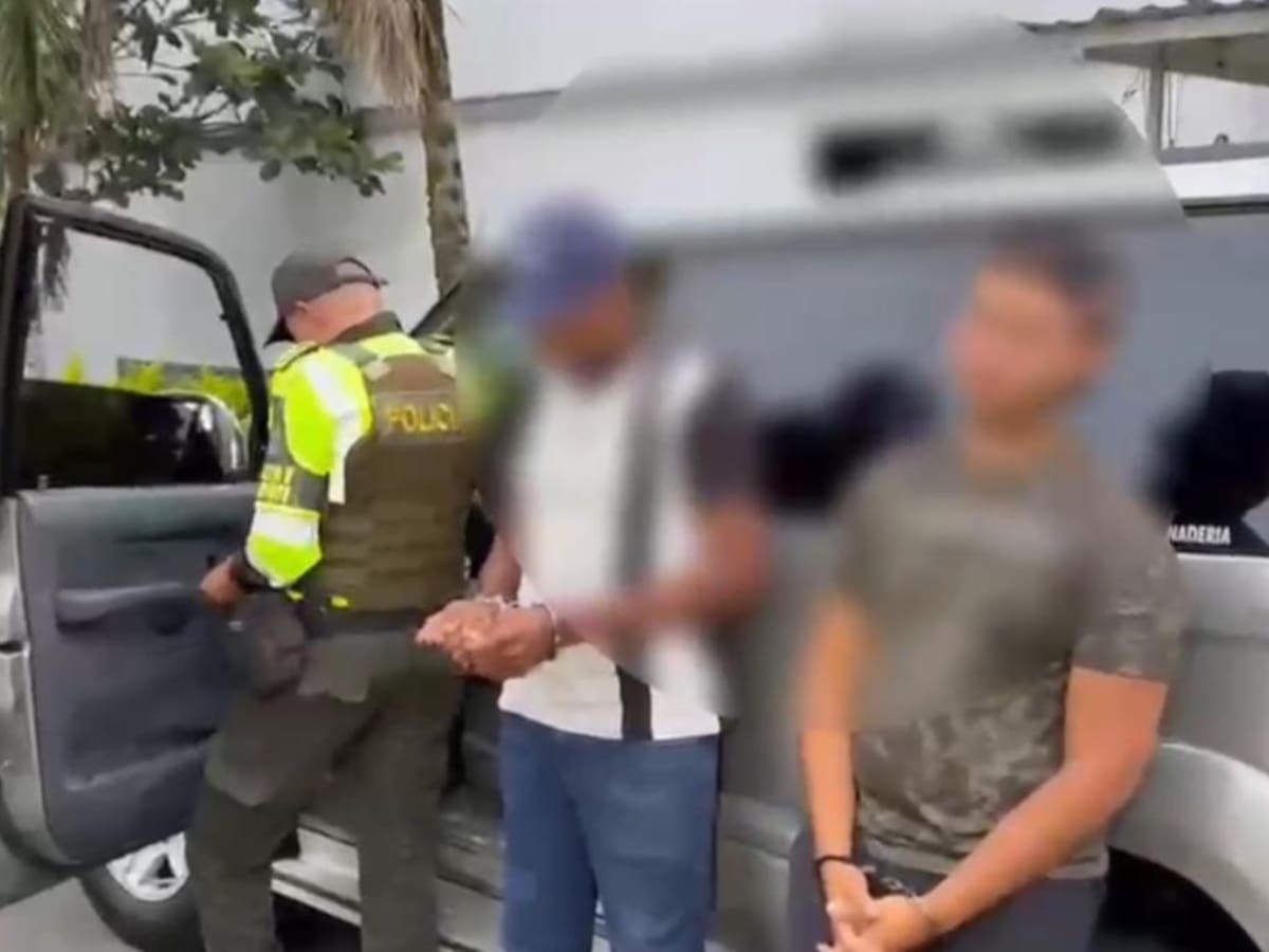 Sorprenden a dos hombres transportando más de $170 millones en lujosa camioneta en el Valle