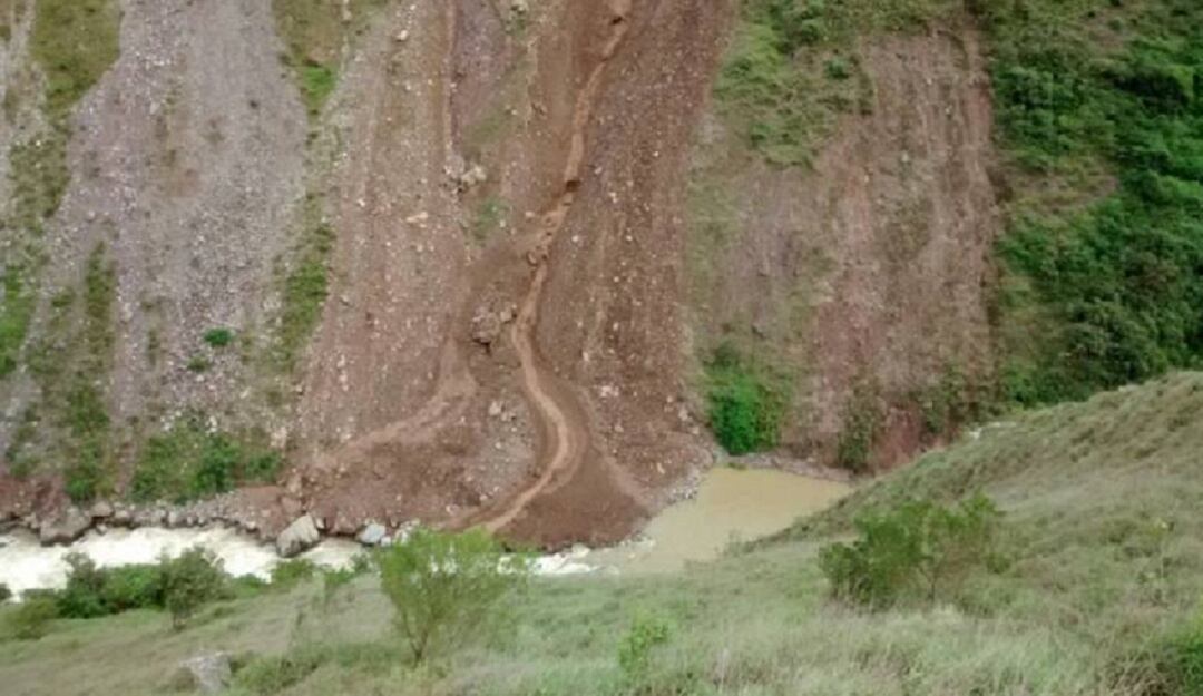 Lluvias y deslizamientos generan emergencias viales
