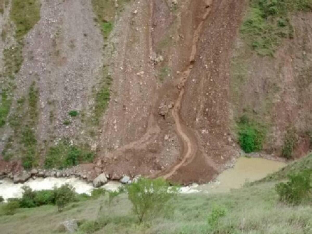 Alcaldes reclaman ayuda por derrumbes al sur de la región
