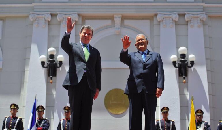 El presidente Juan Manuel Santos se encuentra en El Salvador donde le han reiterado el apoyo al proceso de paz con las FARC y el ELN.