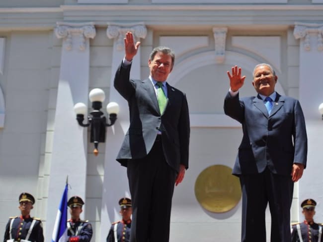 El presidente Juan Manuel Santos se encuentra en El Salvador donde le han reiterado el apoyo al proceso de paz con las FARC y el ELN.
