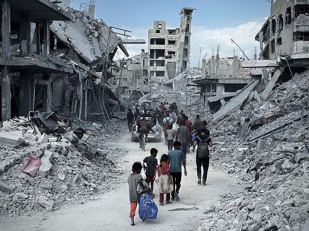 Comunidad palestina abandonando Gaza. (Photo by Doaa Albaz/Anadolu via Getty Images)