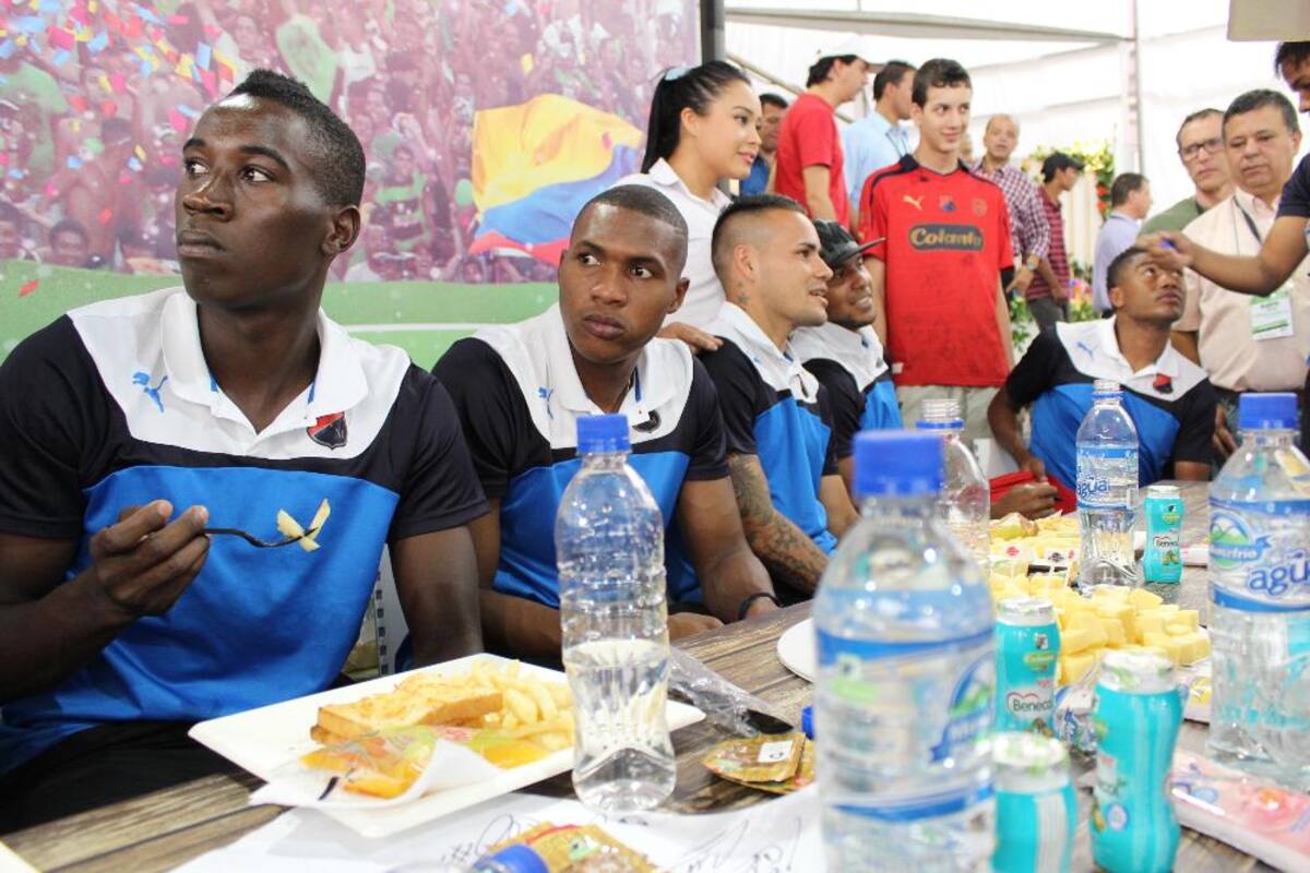 Cuerpo técnico y jugadores disfrutaron por igual de una mañana con fieles seguidores en Plaza Mayor Medellín.